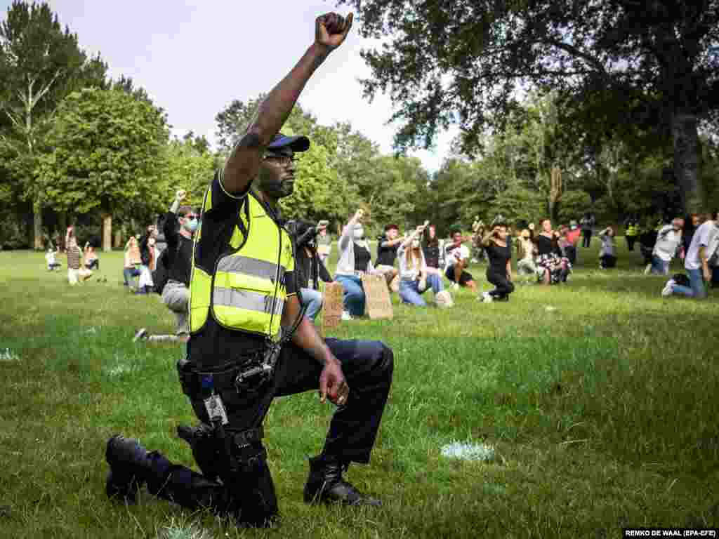 Полицаец клекнува за време на демонстрациите против расизмот во Легвотерпарк во Пурмеренд, Холандија