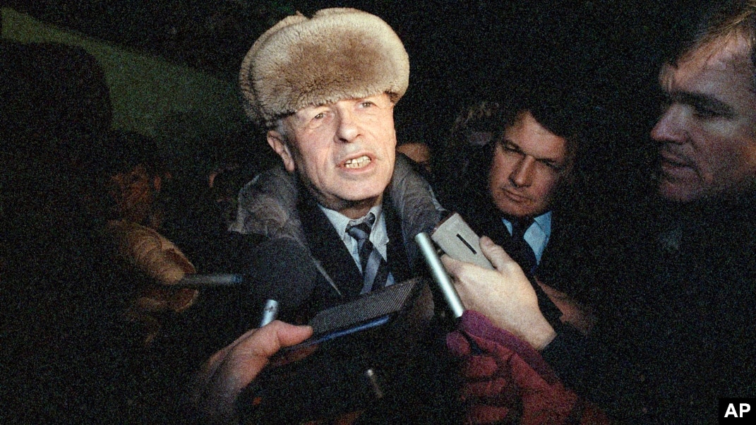 Қара порно актерлер Құл қожайынының етігін жалап жатыр (фото)