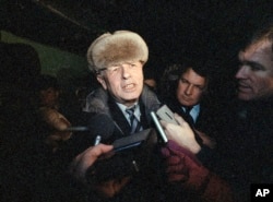 Sakharov talks to journalists after arriving by train in Moscow after his release from internal exile on December 23, 1986.
