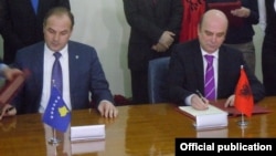 Ministri i jashtëm i Kosovës, Enver Hoxha, dhe Ministri i jashtëm i Shqipërisë, Edmond Panariti, (djathtas), gjatë nënshkrimit të Protokollit në Tiranë
