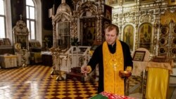 Імша пасьля эксгумацыі парэнткаў Бядулі ў Казахстане.