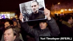 Вместо митинга в поддержку Удальцова его сторонники проводят встречу с депутатом Ильей Пономаревым. Тоже в поддержку Удальцова
