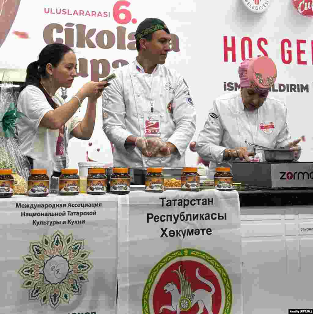 Резедә Хөсәинова һәм Айрат Хөснетдинов чәкчәк пешерә