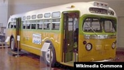 Автобуси № 2857, ки Роза Паркс нахост курсиро ба мусофири сафедпӯст бидиҳад