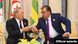 Президент Казахстана Нурсултан Назарбаев и президент Таджикистана Эмомали Рахмон (справа) пользуются статусом "лидеров наций" в своих странах и обладают иммунитетом от преследования. 
