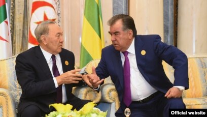 Секс видео: Әкесі қызын трахает Әртүрлі биіктіктерге арналған жыныстық позициялар