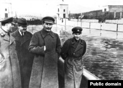 Климент Ворошилов, Вячеслав Молотов, Иосиф Сталин жана сол четте Николай Ежов. 22-апрель, 1937-жыл.