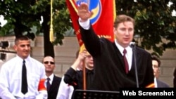 Едуард Коваленко, колишній лідер УНА-УНСО, під час провокаційної акцій нібито «на підтримку» Віктора Ющенка. Київ, 26 червня 2004 року
