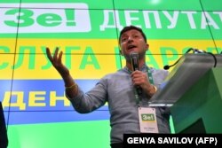 Volodymyr Zelenski la sediul partidului său, după anunțarea primelor rezultate