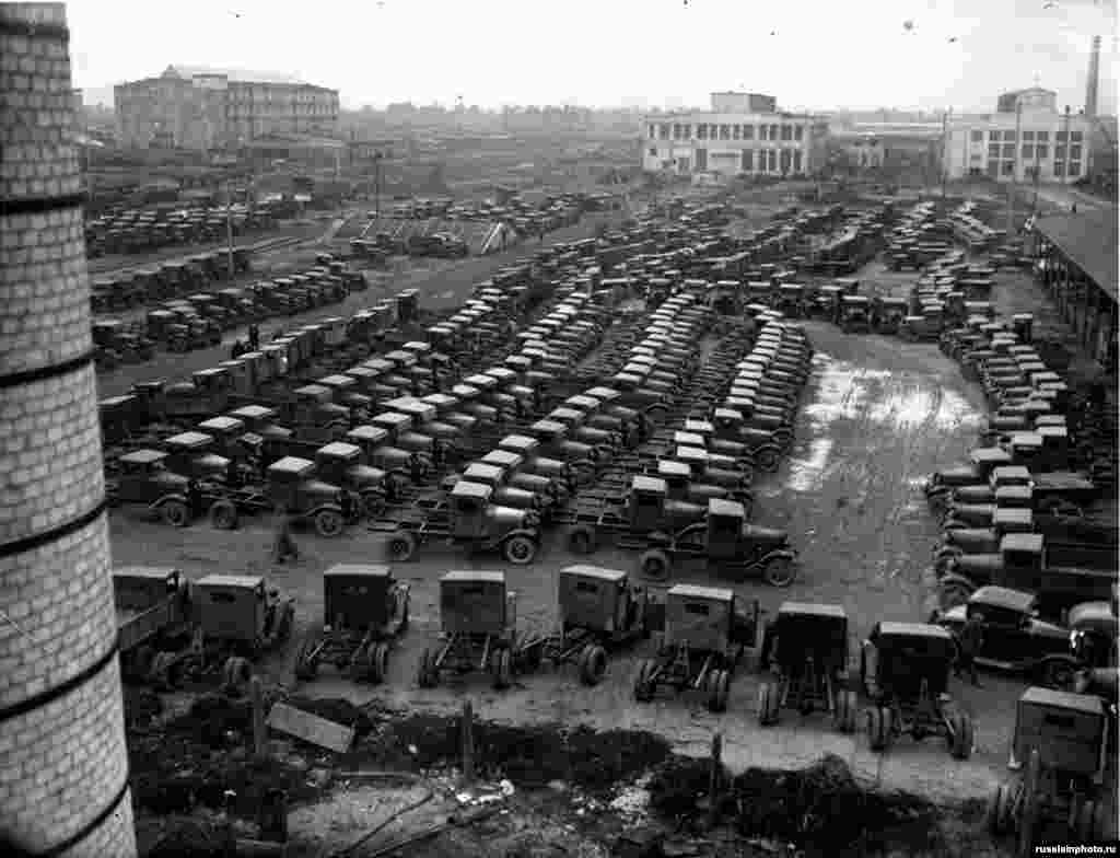 Newly minted GAZ-AA trucks at the factory at Nizhny Novgorod. Partnering with Ford would seem to go against the Soviet ideal, but the industrialist offered manufacturing expertise, technology, and training that Moscow could use to develop other industries. For Ford, the $30 million deal offered the opportunity to enter an untapped market. 