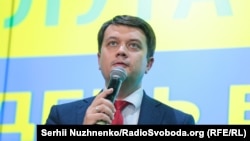 Лідер партії «Слуга народу» Дмитро Разумков у штабі партії, Київ, 21 липня 2019 року