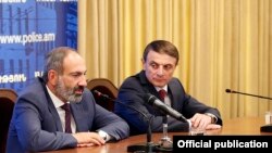 Armenia - Prime Minister Nikol Pashinian (L) introduces the new chief of the Armenian police, Valery Osipian, to senior police staff in Yerevan, 11 May 2018.