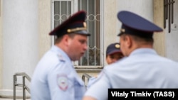 Полицейские у здания суда в Краснодаре, иллюстративная фотография