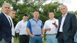 Марат Хуснуллин (в центре), Евгений Кабанов и Сергей Аксенов (справа от него) в Евпатории, июль 2020 года