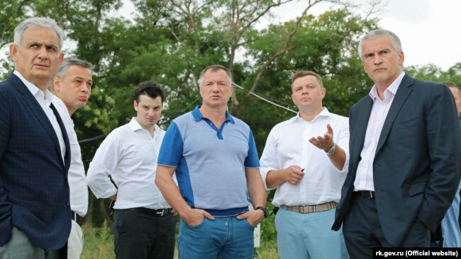 Слева направо: Сергей Аксенов, Евгений Кабанов и Марат Хуснуллин в Евпатории, 27 июля 2020 года