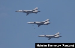 Стратегические бомбардировщики Ту-22 М3 сбрасывают бомбы во время соревнований «Авиадартс» в рамках Армейских международных игр-2018 на полигоне Дубровичи под Рязанью, 4 августа 2018 года