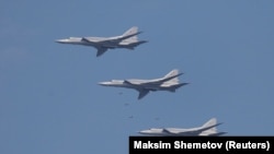 Bombarduesit strategjikë rusë të llojit Tu-22M3 duke lëshuar bomba gjatë stërvitjeve ushtarake të organizuara më 2018. 