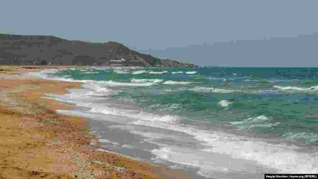 Волны с шумом накатывают на пустынный пляж Азовского моря неподалеку от села Курортное в Ленинском районе, апрель 2020 года