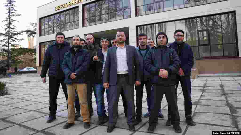 Кримські татари й адвокат Едем Семедляєв під судом Сімферополя