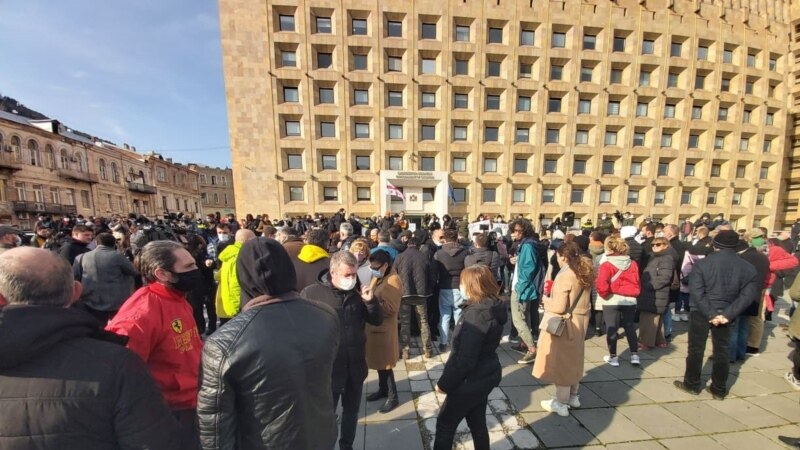 Рестораторы протестуют в Тбилиси, требуя отмены ограничений по COVID-19