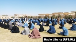 آرشیف، زنان و دخترانی‌که پیش از حاکمیت طالبان در یک امتحان شرکت کرده‌اند، اما اکنون از ادامه تحصیل و کار محروم شده‌اند.