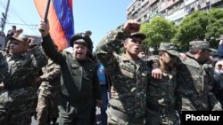 Люди у військовій формі серед учасників протесту в Єревані, Вірменія, 23 квітня 2018 року
