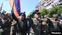 Военные среди участников протестов в Ереване