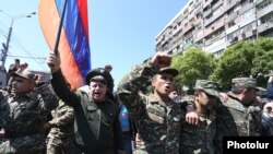 Военные среди участников протестов в Ереване. 23 апреля 2018 года.