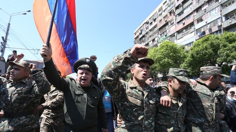 Армения: к протестующим в Ереване присоединились люди в военной форме