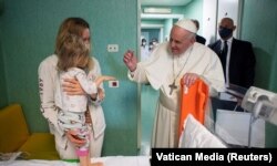 Папа Римський Франциск під час відвідування в лікарні українських дітей-біженців, які виїхали з України в час масштабного вторгнення Росії
