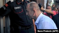 Лидер "Демократического фронта" Милан Кнежевич у здания суда, 6 сентября 2017 года