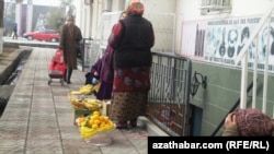 Türkmenistanda iş ýerleriniň ýetmezçiligi aýallary barha köp köçe söwdagärligine iterýär diýen garaýyşlar hem bar.