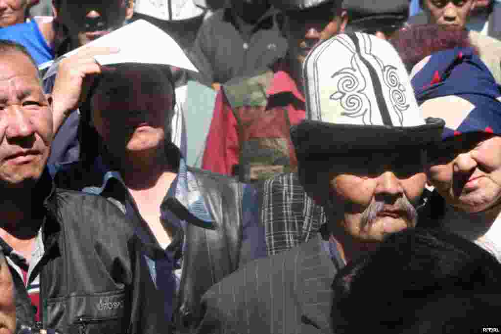 Түпкө өтө албай Балыкчыга жыйналгандардын арасында Бишкектен, Таластан, Кочкордон келгендер болду. - kyrgyzstan - Participants of the Opposition Rally Dispersed By Kyrgyz Police in Ysyk-Kol Region. 31May2009