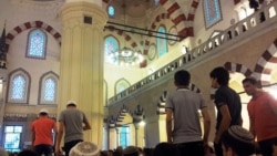 Diňle: Ykdysady kynçylyklaryň arasynda metjitlerden ‘medet gözleýän’ raýatlar göz-görtele ‘köpeldi’