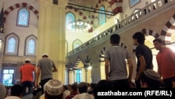 Türkmenistanda metjitde baran ýaşaýjylar (Arhiw suraty)