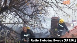 Пожарникари гаснат пожар во стариот дел на Охрид. 
