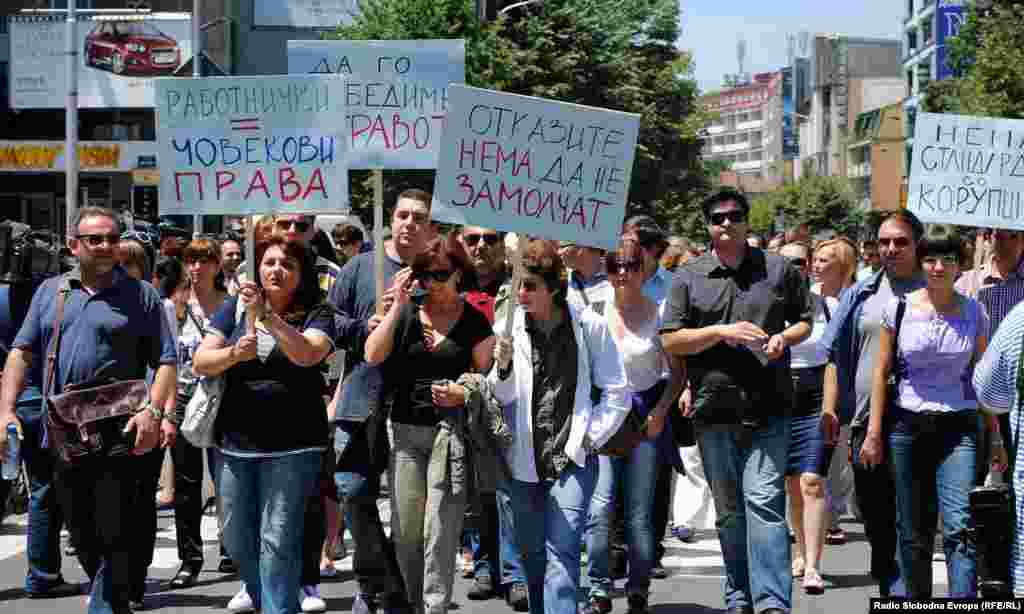 Новинарите од протестот по скопските улици