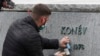 Un muncitor îndepărtează inscripția de pe piedestalul statuii mareșalul sovietic Ivan Konev, după ce aceasta a fost îndepărtată de pe locul său din Praga, 3 aprilie 2020.