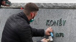 Рабочий убирает буквы с надписи на постаменте статуи маршала Ивана Конева после его демонтажа. Прага, 3 апреля 2020 года