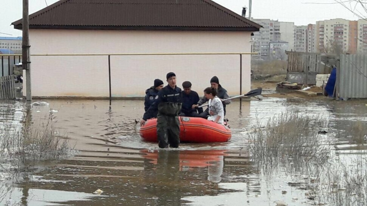 В Актобе из-за паводков эвакуировали около тысячи человек