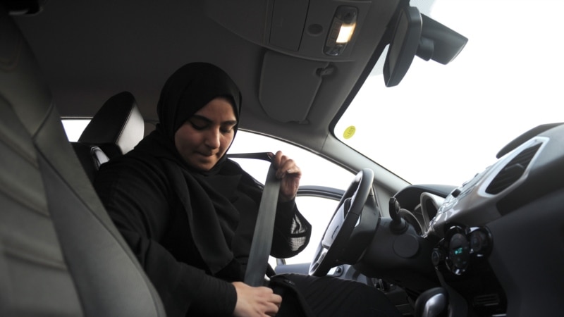 Сауд Арабияда аялдарга машине айдоого укук берген жарлык күчүнө кирди