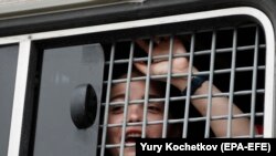 Одна із затриманих учасниць протесту в автозаку, Москва, Росія, 12 червня 2019 року