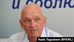 Оппозициялық саясаткер Владимир Козлов бостандыққа шыққан соң алғашқы баспасөз конференциясында отыр. Алматы, 22 тамыз 2016 жыл.