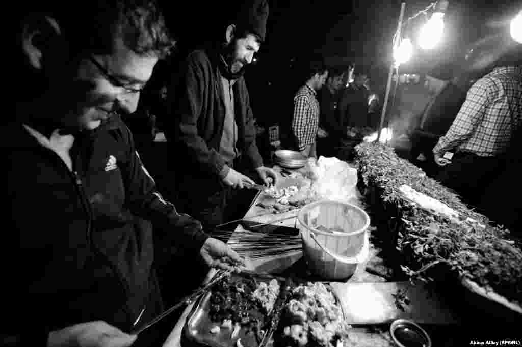 Onların restoran kababçılarından fərqi ondadır ki, "küçə kababçıları" yalnız gün batandan sonra fəaliyyətə başalayır və buna görə dövlətə vergi ödəmirlər.