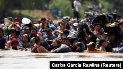 Migranti prelaze rijeku Sučiate koja razdvaja Gvatemalu i Meksiko u pokušaju da dođu do SAD, 29. oktobar 2018. 