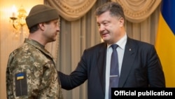 Встреча президента Украины Петра Порошенко и освобожденного украинского военнослужащего Андрея Гречанова.