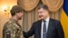 Встреча президента Украины Петра Порошенко и освобожденного украинского военнослужащего Андрея Гречанова