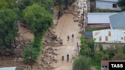 Последствия схода селевого потока в микрорайоне Каргайлы Наурызбайского района Алматы, 23 июля 2015 года.
