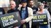 Protest ispred Ruske ambasade u Londonu zbog stanja LGBT zajednice u Čečeniji.