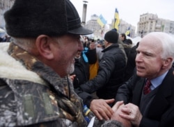 Джон Маккейн (справа) на киевском Майдане в декабре 2013 года